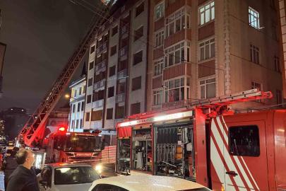 Küçükçekmece’de kentsel dönüşüm kapsamında boşaltılan 7 katlı binanın çatısında yangın