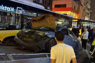 Küçükçekmece’de otomobil minibüse çarptı: 2 yaralı