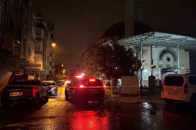 Küçükçekmece’de yağış sonrası minareden kurşun levhalar düştü, sokak trafiğe kapatıldı