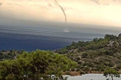 Kumluca’da sağanak etkili oldu, denizde çıkıp karaya ulaşan hortum seralara zarar verdi