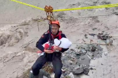 Kurtarma operasyonunda ninni söyleyerek bebeği uyutan AFAD personeli o anları anlattı