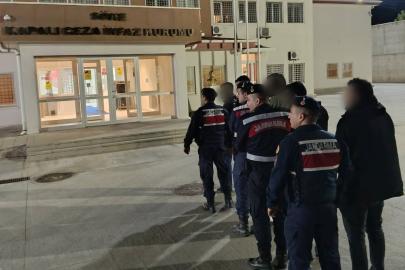 Kuşadası’nda durdurulan minibüsten 20 düzensiz göçmen çıktı
