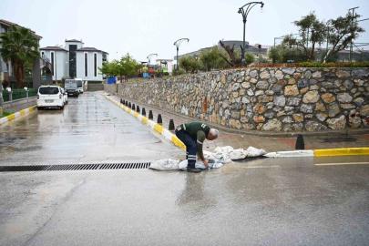 Kuşadası’nda mazgallar taşkınlara karşı temizlendi