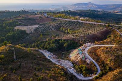 Kuşadası’nda Toskana’yı andıran vadiler atıklarla doluyor