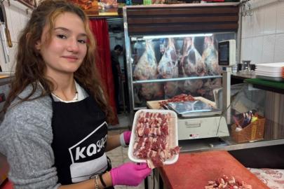 Kütahya’da 18 yaşındaki usta genç kız, kasaplık hünerleriyle dikkat çekiyor