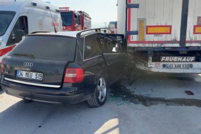 Kütahya’da otomobil tırın dorsesine saplandı: 1 yaralı