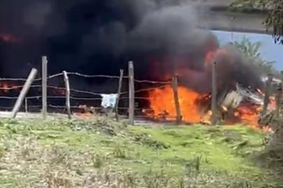 Lastiği patlatan tır köprüden uçarak alev topuna döndü