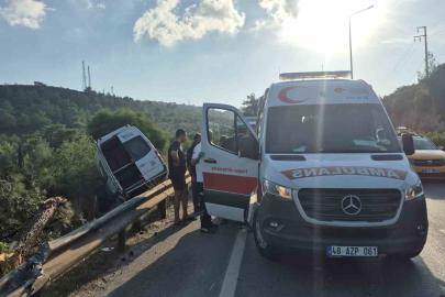Makas atıp minibüsü şarampole uçurdu: 2 yaralı