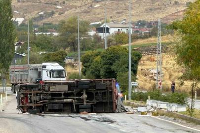 Malatya’da arı yüklü kamyon devrildi: 2 yaralı