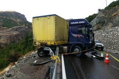 Malatya’da kontrolden çıkan tır bariyerlerde askıda kaldı