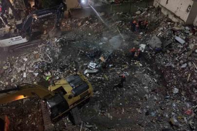 Maltepe’de enkaz altında kalan araç havadan görüntülendi