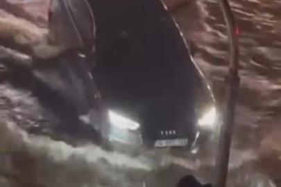 Maltepe’de yollar göle döndü, araçlar güçlükle ilerledi