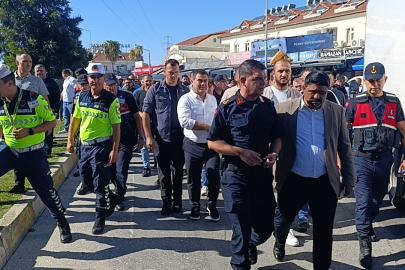 Manavgat’ta esnaf marka avukatlarını protesto için yol kapattı