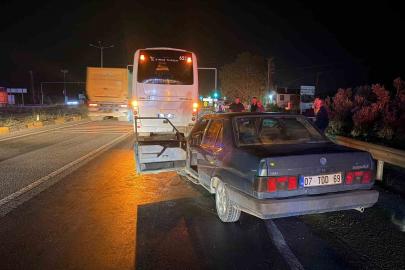 Manavgat’ta ışıkta bekleyen otobüse çarpan otomobilin sürücüsü yaralandı