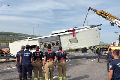 Manisa’daki feci kazada araçlar çekiciyle kaldırılıyor
