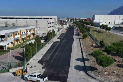 Manisa’nın iki OSB’si arasındaki yol yenileniyor