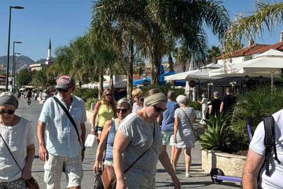 Marmaris’e bu hafta üç kurvaziyerle  9 bin 400 turist geldi