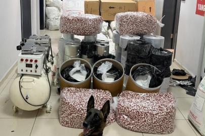 Mersin’de 1 ton 100 kilo katkı ile 100 kilo sentetik ecza maddesi ele geçirildi