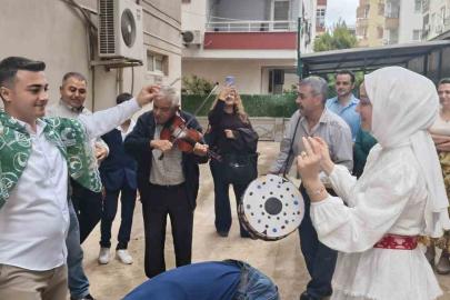 Mersin’de ilginç gelin alma: Damat, vinç sepetiyle 4. kata çıkarak gelini aldı