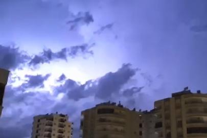 Mersin’de şimşekler geceyi gündüze çevirdi