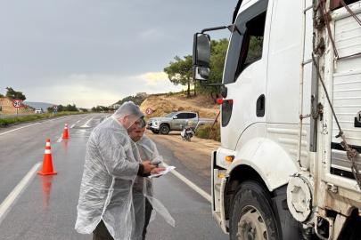 Mersin’de yağışa rağmen orman emvali taşıyan araçlar denetlendi