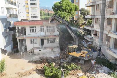Metruk bina yıkıldı, trafik rahatlayacak