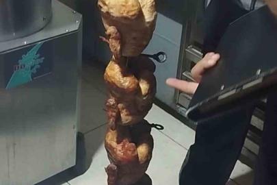 Mide bulandıran görüntülerin ortaya çıktığı restoranda vatandaşlara yedirilmeye hazırlanan bozuk tavuk ele geçirildi