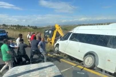 Minibüs şarampolde askıda kaldı