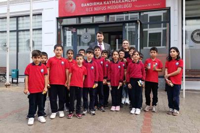 Minik öğrencilerden emniyet ve nüfus müdürlüğüne eğitim gezisi