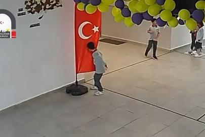 Minik öğrencinin Türk bayrağı sevgisi: Oyun oynarken durdu, bayrağı öpüp devam etti