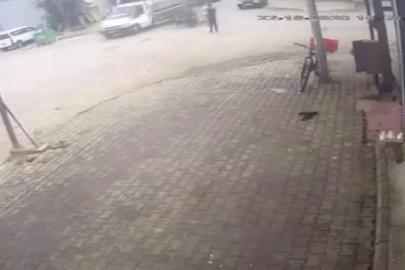 Motosiklet kamyonetin altına girdi