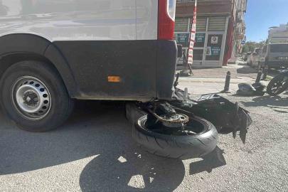 Motosikletin minibüsün altına girdiği kaza kameraya yansıdı