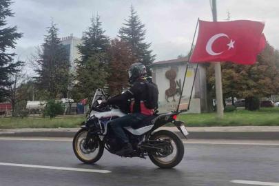 Motosikletinin arkasına astığı Türk bayraklarıyla çevre yolunda ilerledi