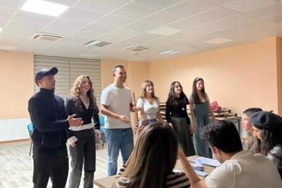 Muğla’da gençler kendi yazdıkları skeçleri sahneledi