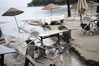 Muğla’da sağanak Akyaka sahilini harabeye çevirdi