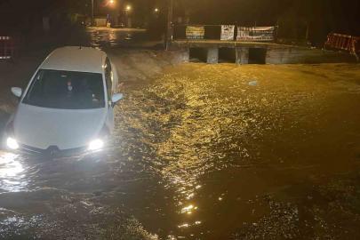 Muğla’da yağış nedeniyle yol çöktü, çukura düşen araç yolda mahsur kaldı