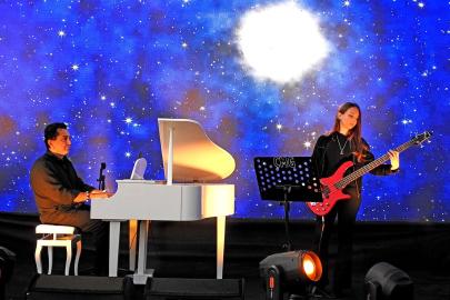 Mustafa Boran Durgun, Çeşme’de bestelediği eserlerini Çeşme Kalesi’nde seslendirdi