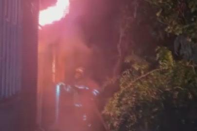Müstakil ev alevlere teslim oldu