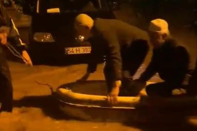 Namaz sonrası camide mahsur kalan imam ve cemaat botla taşındı
