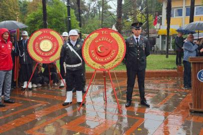 Nazilli’de çelenk sunma töreni yağmur altında yapıldı