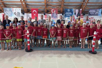 Nazilli’de çocuklar yüzme öğreniyor