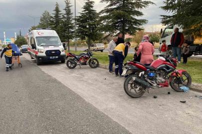 Niğde’de motosikletler kafa kafaya çarpıştı: 2 yaralı