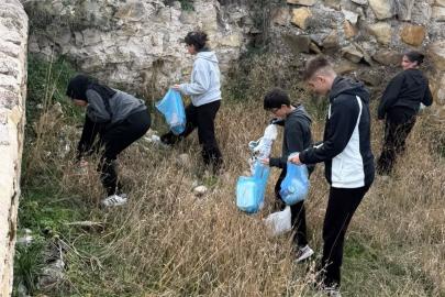 Öğrenciler Bayburt Kalesi’nin çevresini temizledi