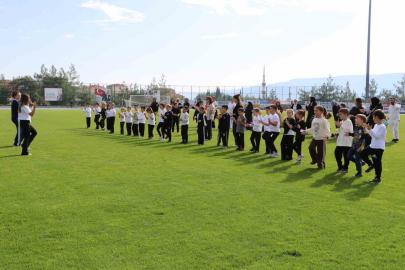 Öğrenciler ve aileler spor yapıp, geleneksel oyunlar oynadı