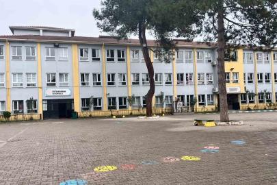 Öğrencilerin kavgasını ayıran hizmetli darbedildi, öğretmen baygınlık geçirdi