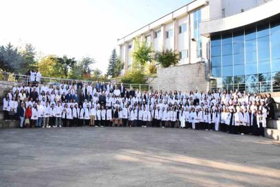 Öğretmen adayları önlüklerini giydi