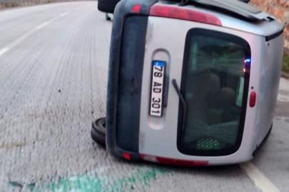 Önce refüje ardından otomobile çarparak devrildi: 1 yaralı