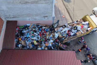 Ordu’da kötü koku ihbarı yapılan evden 20 kamyon çöp çıktı