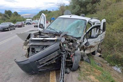 Otomobil ile hafif ticari araç kafa kafaya çarpıştı: 2 yaralı