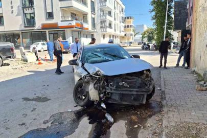 Otomobil ile kamyonet çarpıştı: 1’i ağır 2 yaralı